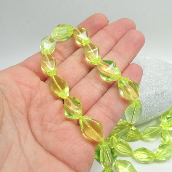 Uranium glass bead necklace - Picture 8 of 11
